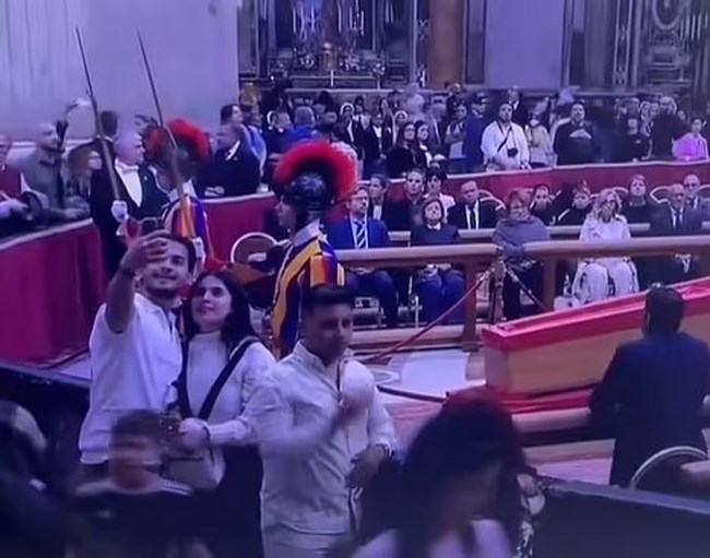 ΠΑΠΑΣ ΦΡΑΓΚΙΣΚΟΣ ΣΕΛΦΙ