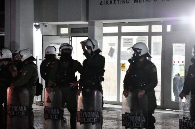Πυροβολισμοί σε καταδίωξη στο Πέραμα: Στον εισαγγελέα οι επτά αστυνομικοί - Αναζητείται ένας 16χρονος