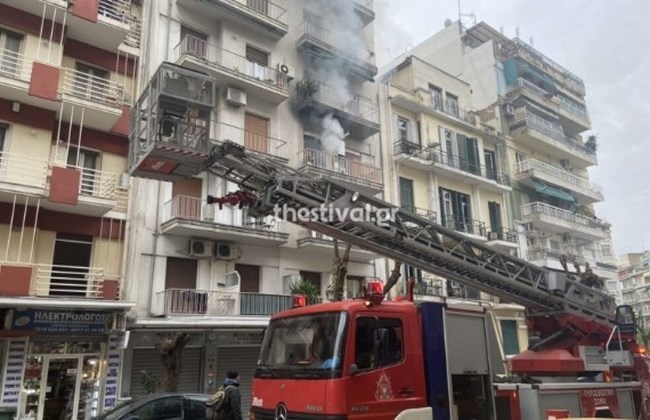 Θεσσαλονίκη: Φωτιά σε διαμέρισμα στο κέντρο - Απεγκλωβίστηκαν δύο άτομα [εικόνες, βίντεο]