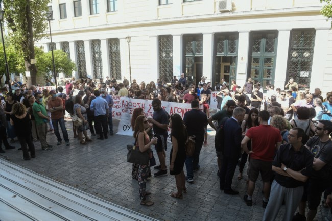 Μεγάλη συγέντρωση με πανό στην Ευελπίδων υπέρ των 9 συλληφθέντων για τα επεισόδια στο Σύνταγμα [εικόνες]