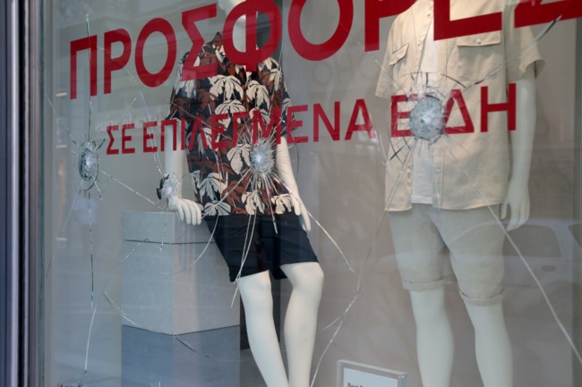 Καταδρομική επίθεση στην Ερμού: Έσπασαν βιτρίνες με βαριοπούλες [εικόνες]