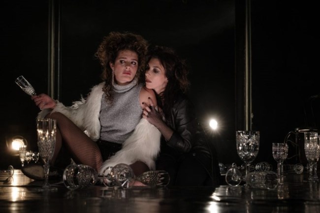 Black Friday και στο θέατρο: Οι 5 κορυφαίες παραστάσεις με προσφορές, μην τις χάσετε