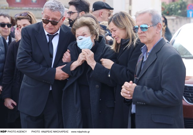 Καίτη Κωνσταντίνου: Συγκλονιστικές στιγμές - Ξέσπασαν σε κλάματα οι φίλοι και συνάδελφοί της στο "τελευταίο αντίο"
