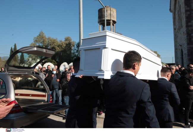 Ράγισαν καρδιές στην κηδεία του Μπάμπη - Τραγική φιγούρα η μητέρα του - "Αχ, παιδάκι μου!" [εικόνες - βίντεο]