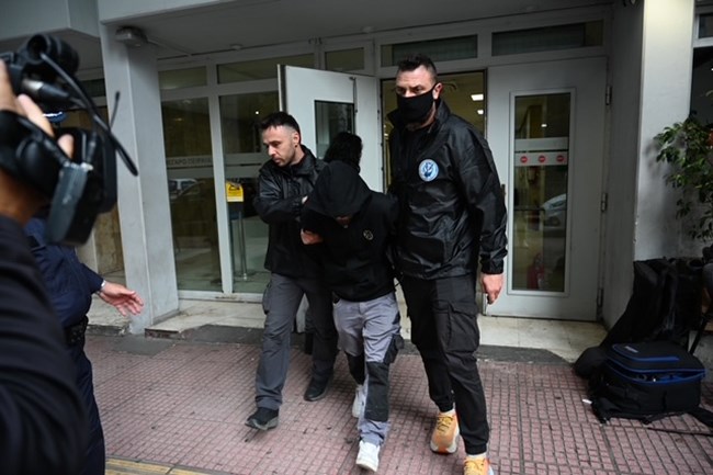 Αυτός είναι ο 40χρονος που προφυλακίστηκε για ασέλγεια στα ανίψια 20χρονου - Με σκυμμένο κεφάλι στην Εισαγγελία