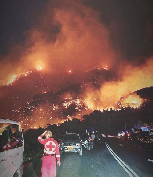 Φωτιά στο Ρέθυμνο: Εκτός ελέγχου η πυρκαγιά - Ολονύχτια μάχη με τους ισχυρούς ανέμους - Εκκενώθηκαν χωριά [Εικόνες - Βίντεο]