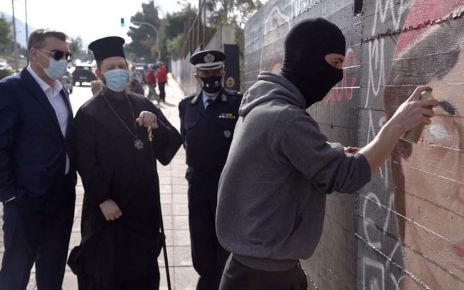 Εβαλαν ακροδεξιό γκραφιτά να ζωγραφίσει τους ήρωες του ‘21 - Του είπε μπράβο και ο... Λαγός [εικόνες]