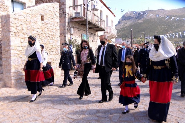 Γιάννα Αγγελοπούλου: Με παραδοσιακή ενδυμασία στη Μάνη για τα 200 χρόνια από την απελευθέρωση της Αρεόπολης [Εικόνες]
