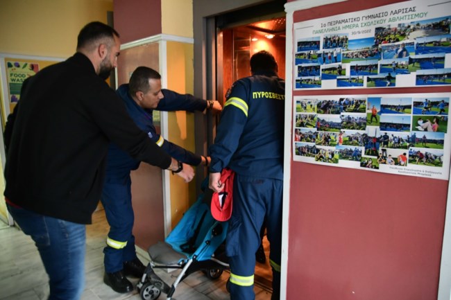 Ηλικιωμένος στη Λάρισα πήγε να ψηφίσει και κλείστηκε στο ασανσέρ