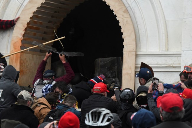 Η φωτογραφία που σόκαρε τον κόσμο: Εβγαλαν τα όπλα μέσα στο Καπιτώλιο