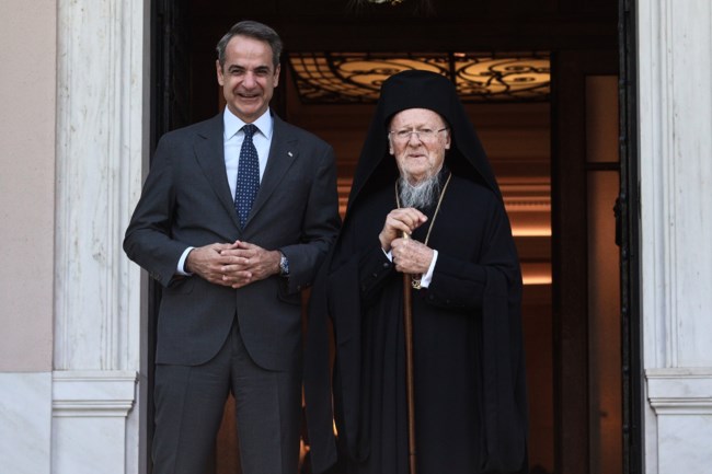 Συνάντηση Μητσοτάκη με Βαρθολομαίο στο Μαξίμου - Η φωτογραφία που του έδωσε ο Πατριάρχης