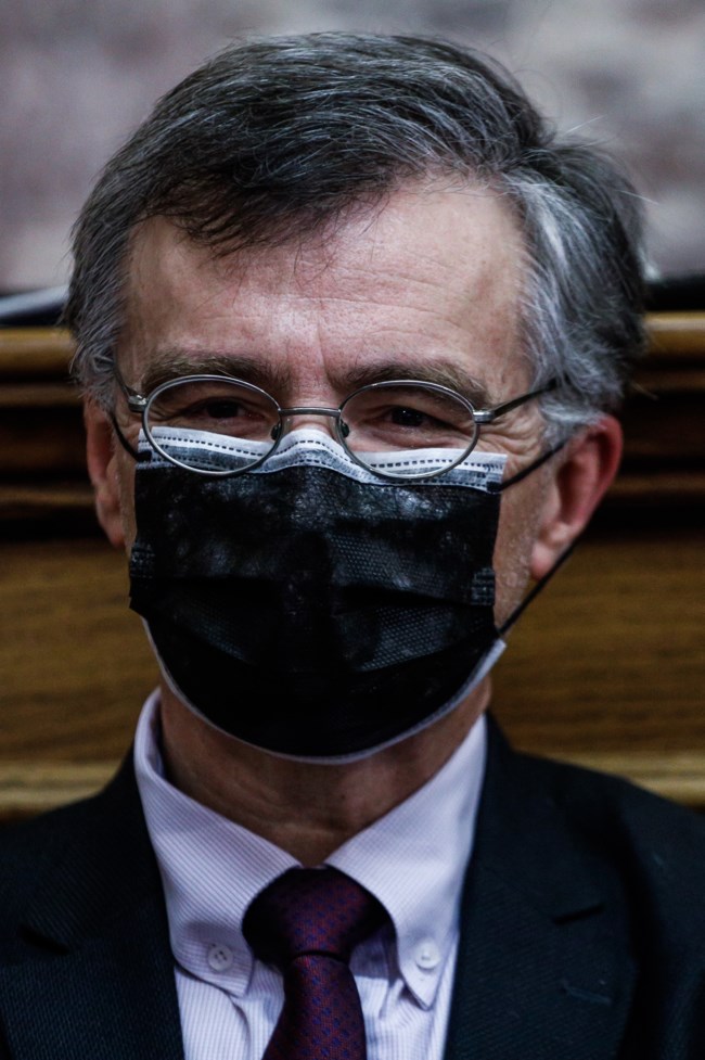 Σωτήρης Τσιόδρας: Το μυστήριο με τη "διπλή" μάσκα στη Βουλή [Εικόνες]