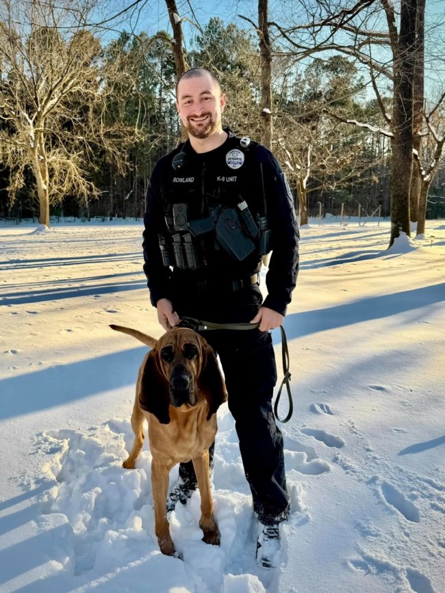 Ντετέκτιβ Μπο: Γνωρίστε τον ήρωα αστυνομικό σκύλο που ξετρύπωσε έφηβο που είχε παγιδευτεί μέσα στα χιόνια