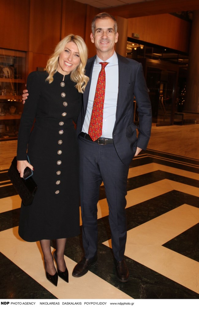 Με coat dress η Σία Κοσιώνη σε χριστουγεννιάτικο δείπνο - Στο πλευρό του Κώστα Μπακογιάννη
