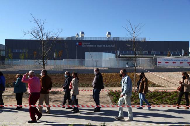 Ουρές στη Μαδρίτη για το εμβόλιο της AstraZeneca, παρά τα περιστατικά θρομβώσεων [εικόνες]