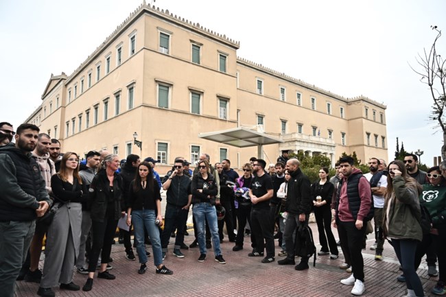 Συγκέντρωση έξω από τη Βουλή για τον Ιάσονα Λαλαούνη - Τον 23χρονο που σκότωσε σε τροχαίο ο οδηγός της Ντόρας Μπακογιάννη