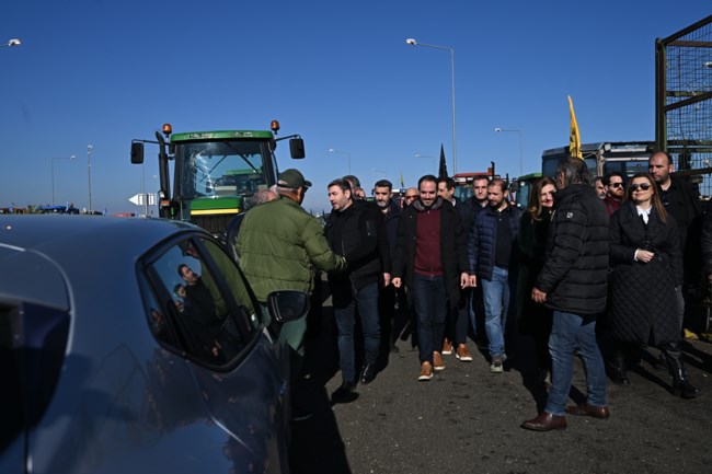 Ανδρουλάκης από τα μπλόκα των αγροτών: "Πληρώνουν ακριβά την ανικανότητα και τη διαφθορά της κυβέρνησης της ΝΔ"