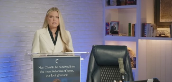 Τσάρλι Κερκ: Κατέρρευσε πάνω στο φέρετρό του η χήρα του – Οι συγκλονιστικές εικόνες που ανέβασε στα social