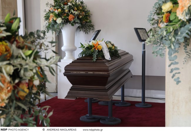 Σύλβα Ακρίτα: Συγκίνηση στο τελευταίο αντίο στη μητέρα της Ελενας Ακρίτα [εικόνες]