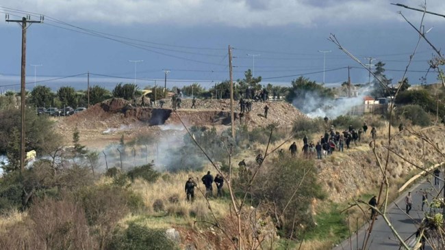 Κρήτη: Πετροπόλεμος και χημικά μεταξύ αστυνομίας και αγροτών στο αεροδρόμιο Ηρακλείου [βίντεο]