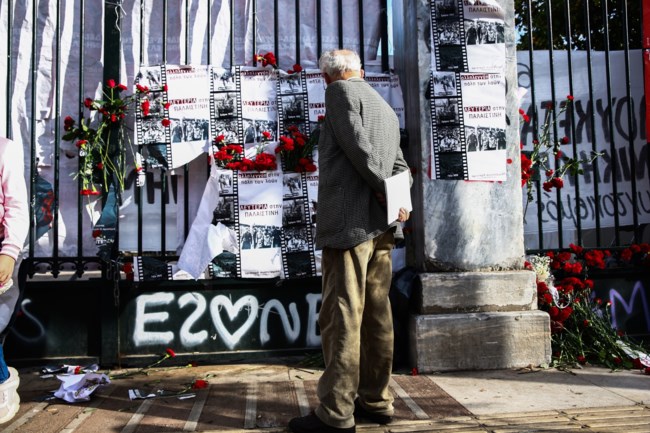 Πολυτεχνείο: Μικροεπεισόδια πριν κλείσουν οι πύλες - Ξεκίνησε η πορεία προς την αμερικανική πρεσβεία