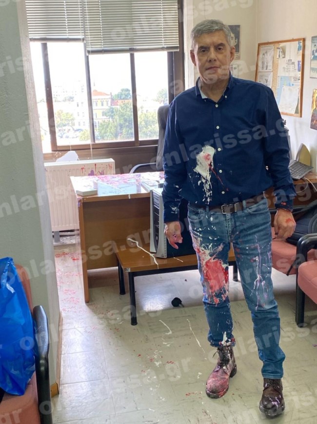 Επίθεση με μπογιές από τέσσερα άτομα δέχτηκε ο Κώστας Αγοραστός - "Τι έχεις να μας πεις για τα Τέμπη" [εικόνες]