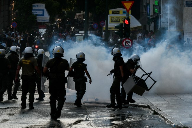 Επεισόδια με αντιεμβολιαστές στο Σύνταγμα: Δακρυγόνα και ρίψεις νερού από την ΕΛΑΣ - Οκτώ προσαγωγές [εικόνες]
