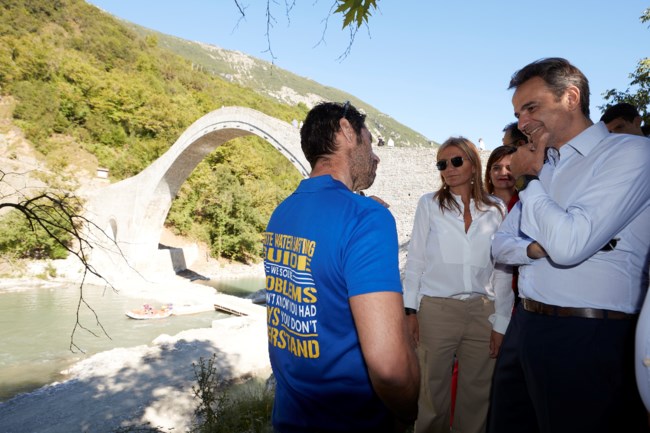 Μητσοτάκης: Θαύμα πολιτιστικής κληρονομιάς το γεφύρι της Πλάκας [Εικόνες]