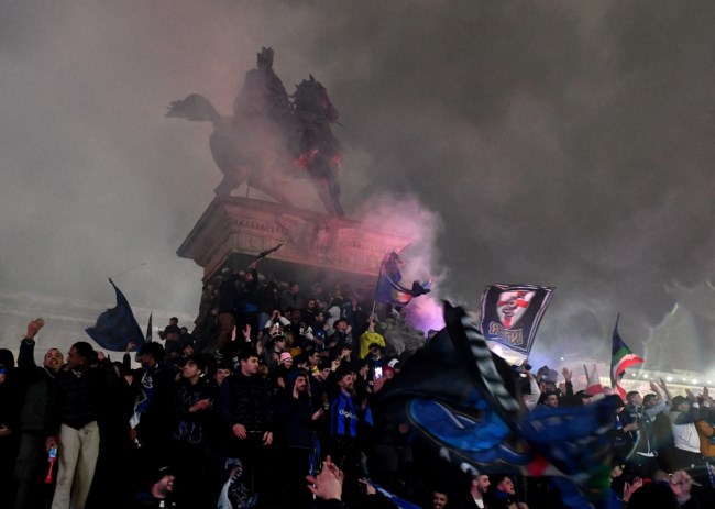 Οπαδοί της Ίντερ έντυσαν με τα χρώματα της Μίλαν ένα φέρετρο και πανηγύριζαν τον 20ο τίτλο της ιστορίας τους