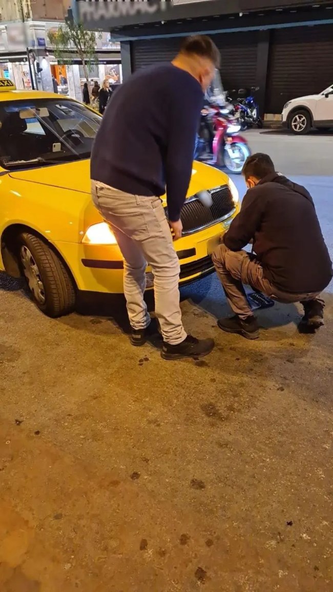 Απίστευτες απάτες από ταξιτζήδες: Πειραγμένα ταξίμετρα με... τσίχλες και τσιγάρα και ληγμένες άδειες