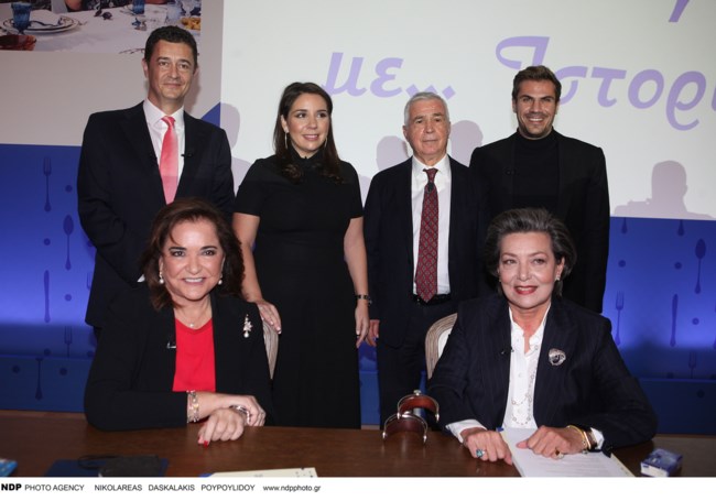 Αλεξία Μπακογιάννη: Η σπάνια εμφάνιση με τα δίδυμα παιδιά της - Πόσο της μοιάζουν [Εικόνες]