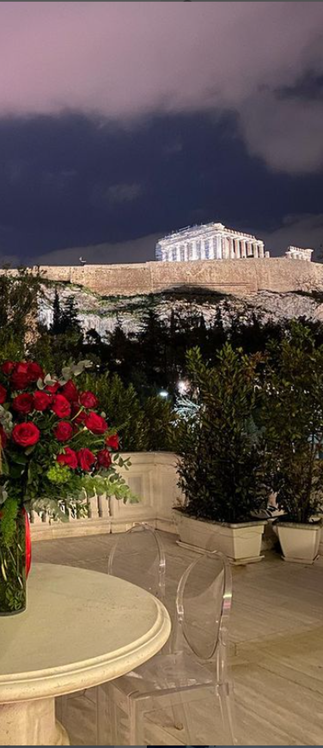 Σίλια Κριθαριώτη - Νίκος Τσάκος: To χλιδάτο πριβέ πάρτι με φόντο την Ακρόπολη, ο στολισμός και οι καλεσμένοι