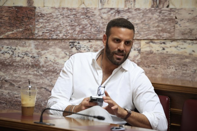 Εκτός Ευρωομάδας του ΣΥΡΙΖΑ ο Νίκος Παππάς: Γρονθοκόπησε Ελληνα δημοσιογράφο στο Στρασβούργο