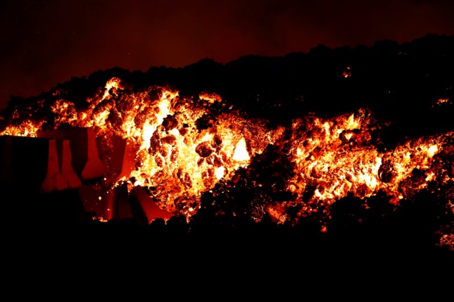 Ισπανία: Δεν θα φτάσει απόψε στον Ατλαντικό η λάβα - Κίνδυνος εκρήξεων [εικόνες]