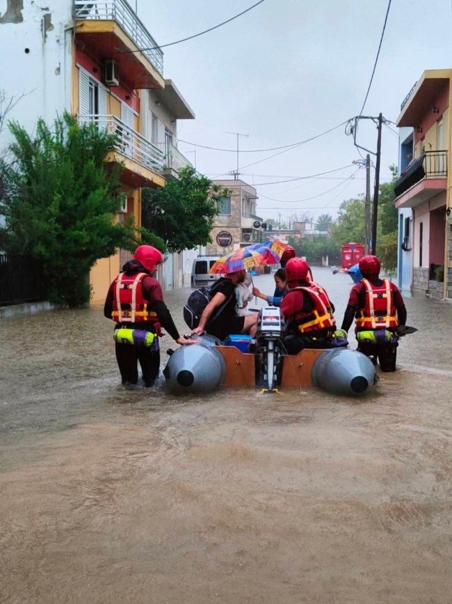 Καρέ-καρέ η επιχείρηση της πυροσβεστικής στο Ερμήτσι- Εβγαζαν ηλικιωμένους από τα παράθυρα, τους μετέφεραν με βάρκες [εικόνες]
