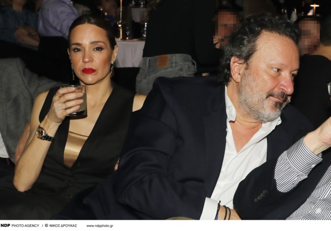 Νικολέττα Καρρά: Σπάνια δημόσια εμφάνιση με τον σύντροφό της, Διονύση Παναγιωτάκη [Εικόνες]