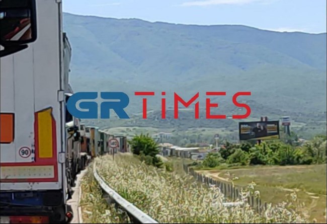 Προμαχώνας: Ταλαιπωρία και ουρά χιλιομέτρων - Μόνο ένας υπάλληλος κάνει ελέγχους [εικόνες]