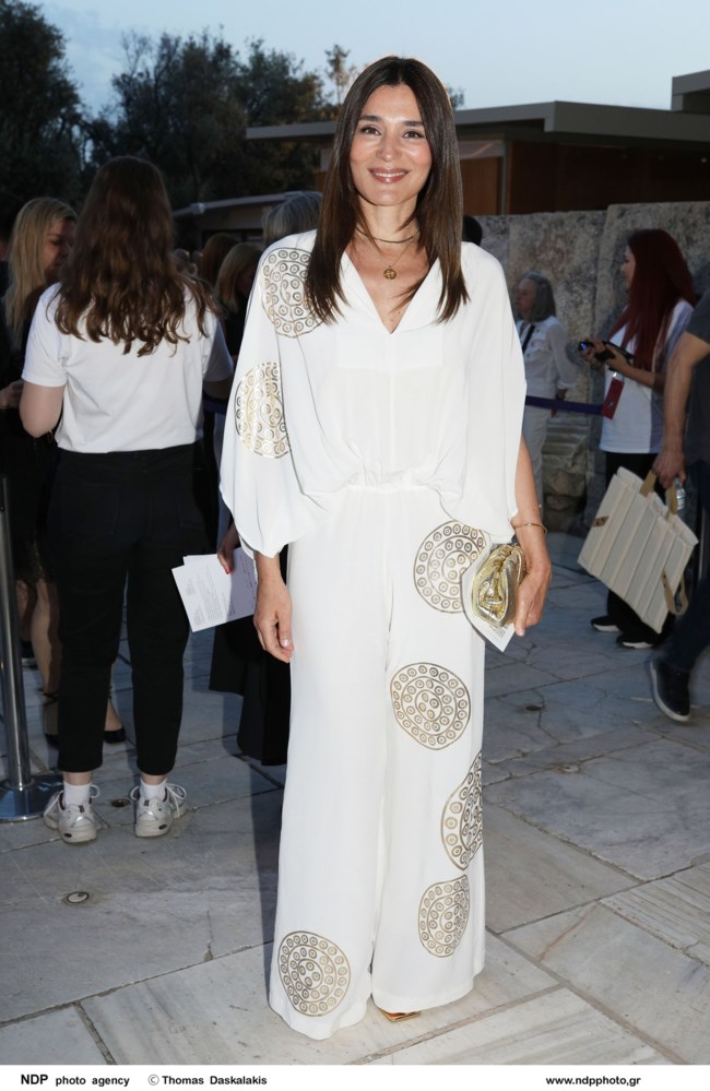 Μαρία Ναυπλιώτου: Μια θεά στο Ηρώδειο - Το αρχαιοελληνικό αέρινο ολόλευκο look με τις χρυσές λεπτομέρειες