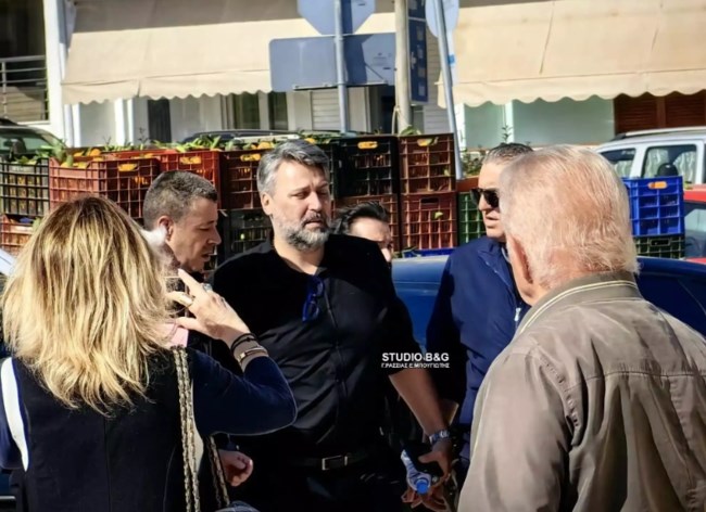 Συντετριμμένος ο Γιάννης Καλλιάνος στην κηδεία του πατέρα του [εικόνες]