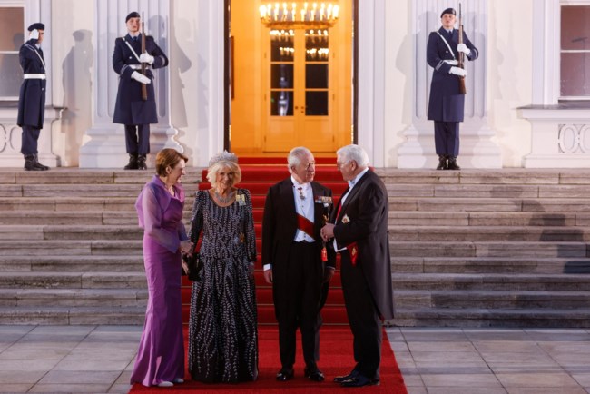 Ποια Καμίλα; Μια καλλονή δημοσιογράφος και σύζυγος υπουργού μαγνήτισε τα φλας στο παλάτι Bellevue