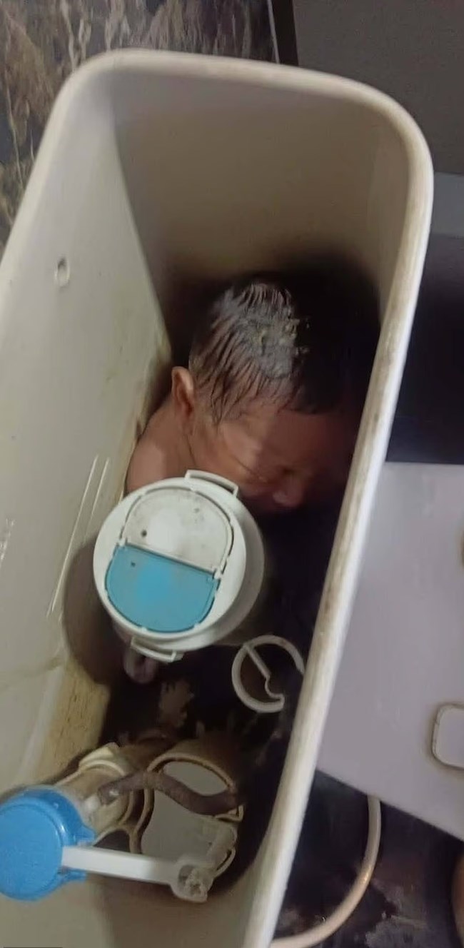 ΤΑΪΛΑΝΔΗ ΒΡΕΦΟΣ ΒΡΕΘΗΚΕ ΣΕ ΚΑΖΑΝΑΚΙ