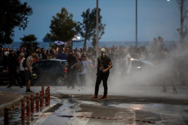 Θεσσαλονίκη: Επεισόδια στην πορεία αντιεμβολιαστών - Φωτιές, χημικά και δακρυγόνα - Μία τραυματίας [εικόνες-βίντεο]
