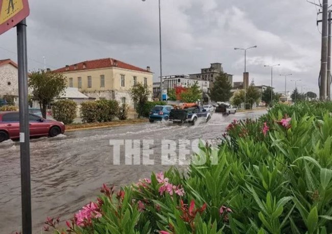 Κακοκαιρία Genesis: Δρόμοι ποτάμια στην Πάτρα, η θάλασσα βγήκε στην ξηρά στην Αμφιλοχία, "σαρώνει" τη Μαγνησία [δείτε live]
