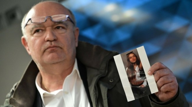 Ηλίας Παπαγγελής: "Αφού παίζουμε κρυφτούλι... η κ. Καρυστιανού θα μπει στη Βουλή να "ξετρυπώσει’’ τον κ. Καραμανλή "