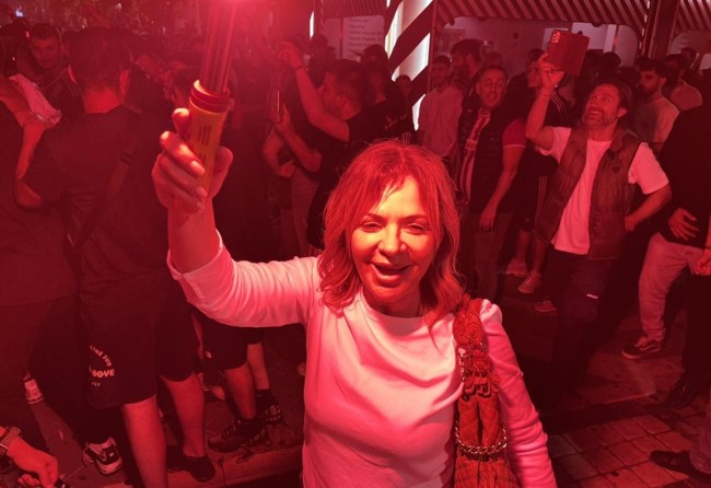 Viral οι πανηγυρισμοί της Χριστίνας Σταρακά του ΠΑΣΟΚ για τον Ολυμπιακό- Με καπνογόνο στο χέρι και "ερυθρόλευκη" σημαία