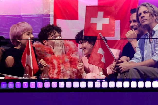 Eurovision 2024: Η ιστορία του Ελβετού νικητή Nemo, η αποθέωση από κοινό και κριτικούς και το σπασμένο τρόπαιο