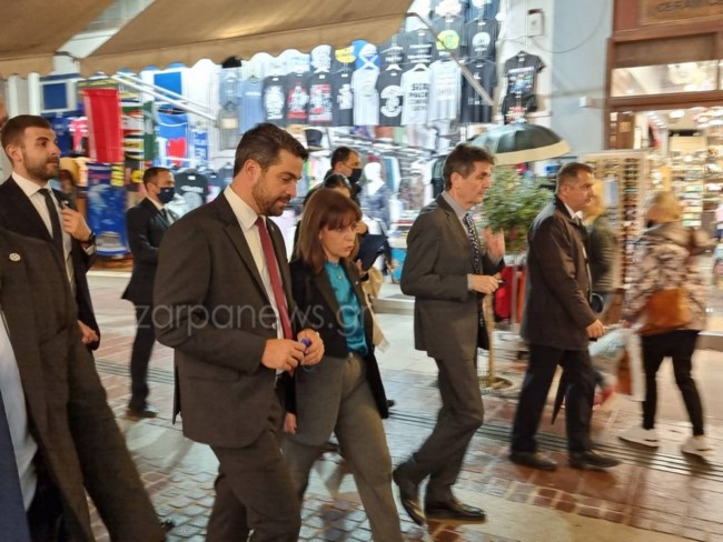 Η βόλτα με τα πόδια της Κατερίνας Σακελλαροπούλου στο Ενετικό Λιμάνι των Χανίων [εικόνες]