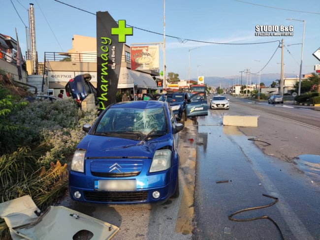 Απίστευτο τροχαίο στο Ναύπλιο: ΙΧ "απογειώθηκε" και έπεσε πάνω σε σταθμευμένα οχήματα