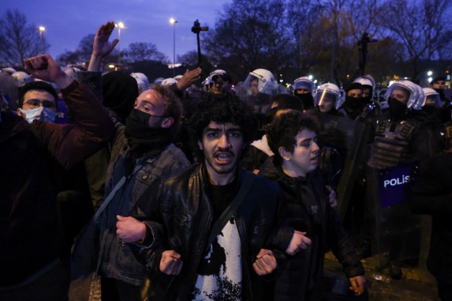 Τουρκία: Δεκάδες συλλαλητήρια για τον Ιμάμογλου - Επεισόδια με πλαστικές σφαίρες και δακρυγόνα έξω από το δημαρχείο Κωνσταντινούπολης [εικόνες-βίντεο]