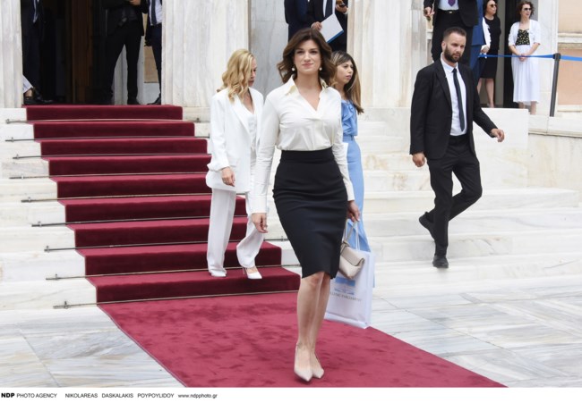 Η πανύψηλη Κατερίνα Νοτοπούλου με pencil φούστα που συνδύασε με λευκό πουκάμισο και slingback γόβες